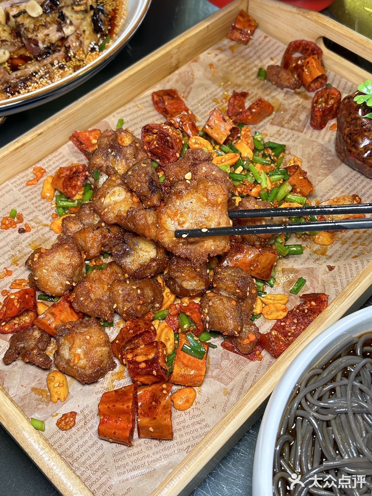 从江湖菜到传统川菜都能找到身影，吃上鲜活美味的菜肴