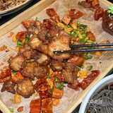 从江湖菜到传统川菜都能找到身影，吃上鲜活美味的菜肴