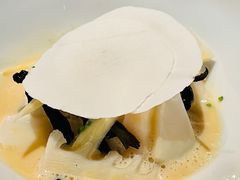 大連扇貝/墨魚/竹筍/小牛肉炖汁/雲南黑喇吧菌-Le Comptoir de Pierre Gagnaire