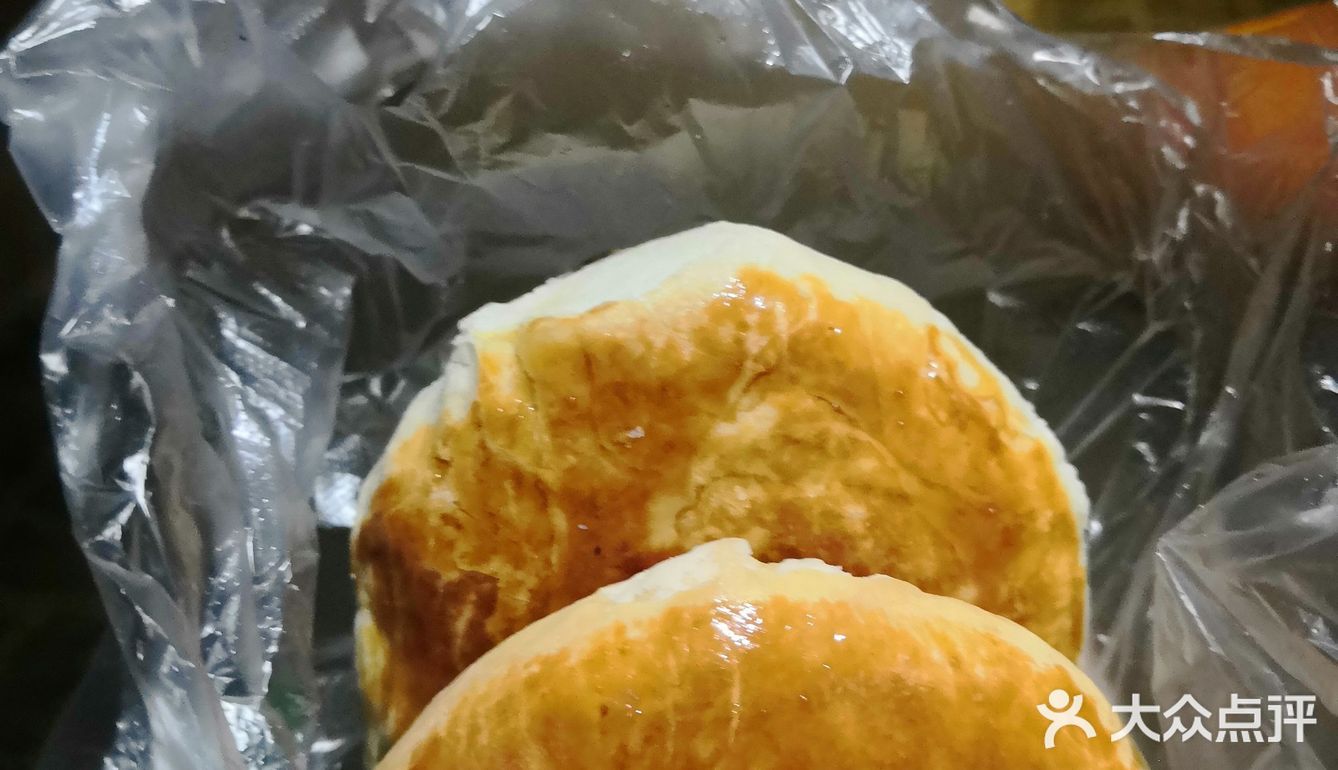 大众上看到交大一村教工食堂还卖鲜肉月饼，好像还不错的