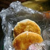 大众上看到交大一村教工食堂还卖鲜肉月饼，好像还不错的