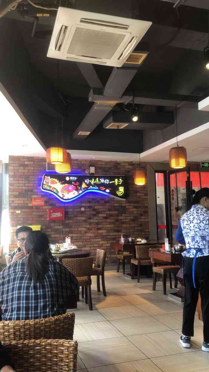 回娘家湘味馆(梅溪湖店)-"位置:海天大酒店西侧,在马路右边,有很多.