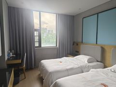 -朗逸酒店(广州塔赤岗地铁站店)