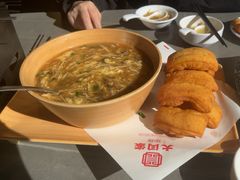 国宴油条配酸辣汤-大闫家烧烤·小海鲜家常菜(郑庄店)
