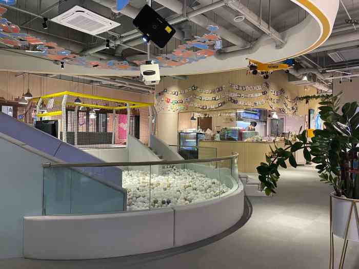 森林象亲子餐厅-"环境.装修风格迥异适合带着小朋友来玩. .