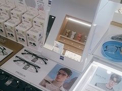 -三目眼镜·蔡司视觉合作店(青浦宝龙店)
