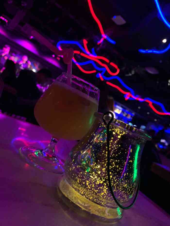 西界音乐餐酒吧(陕西南路店)-"地方很好找,就在陕西南路进贤路口,电梯