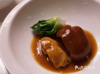 江浙的梅童鱼用潮汕老菜脯蒸,阿拉斯加蟹以虾汤焗