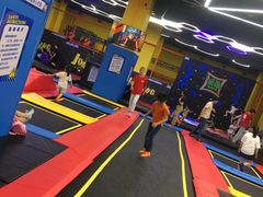 -爱蹦iBOON蹦床运动馆(江汉店)