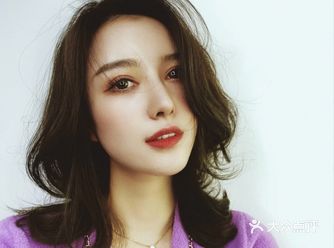 肩膀烫烫发最容易修饰脸型 突出女生的五官和性感的脖颈