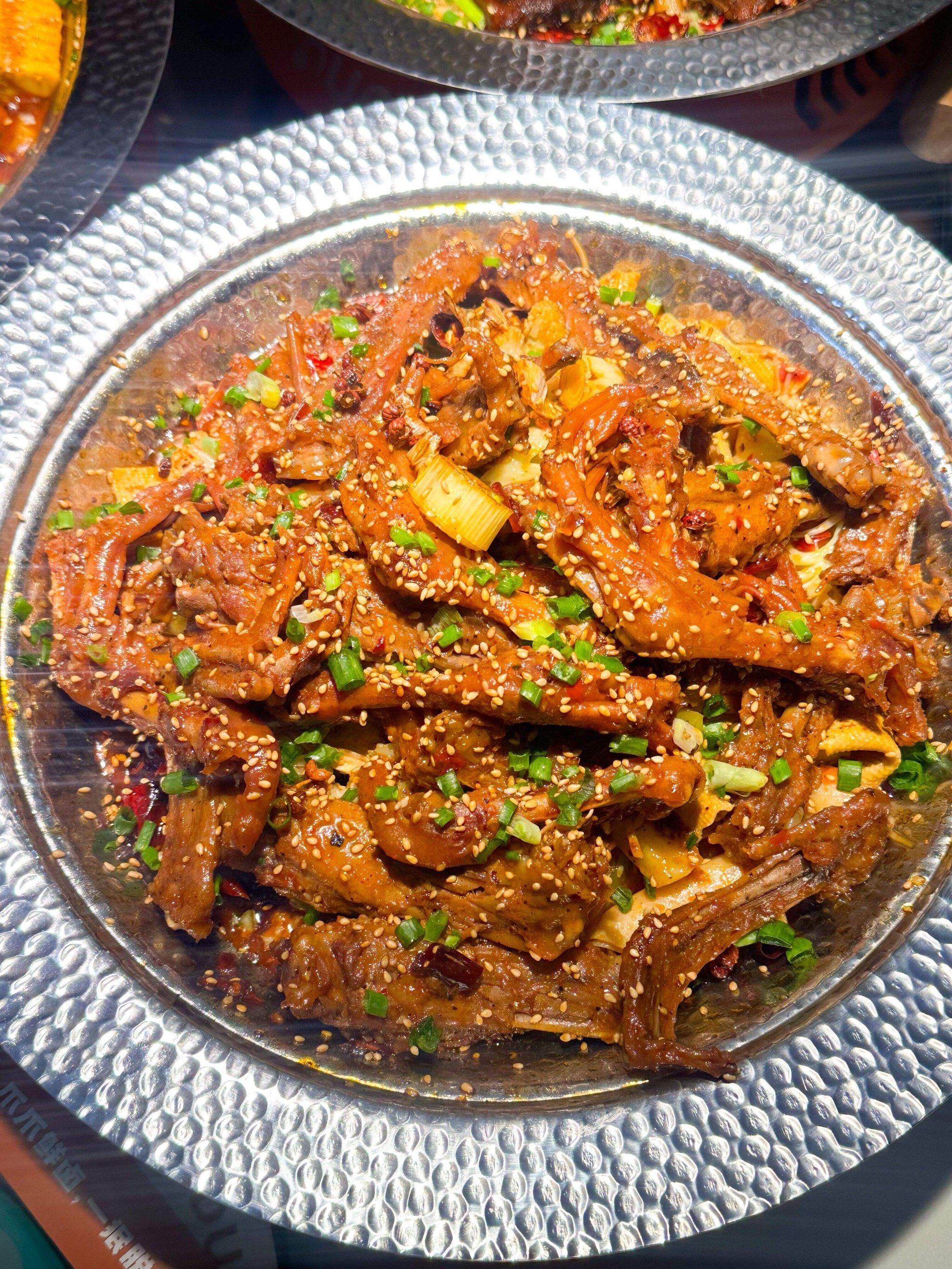 n
鸭翅中翅干锅是招牌,鸭爪和中翅一起炖,味道超级赞!