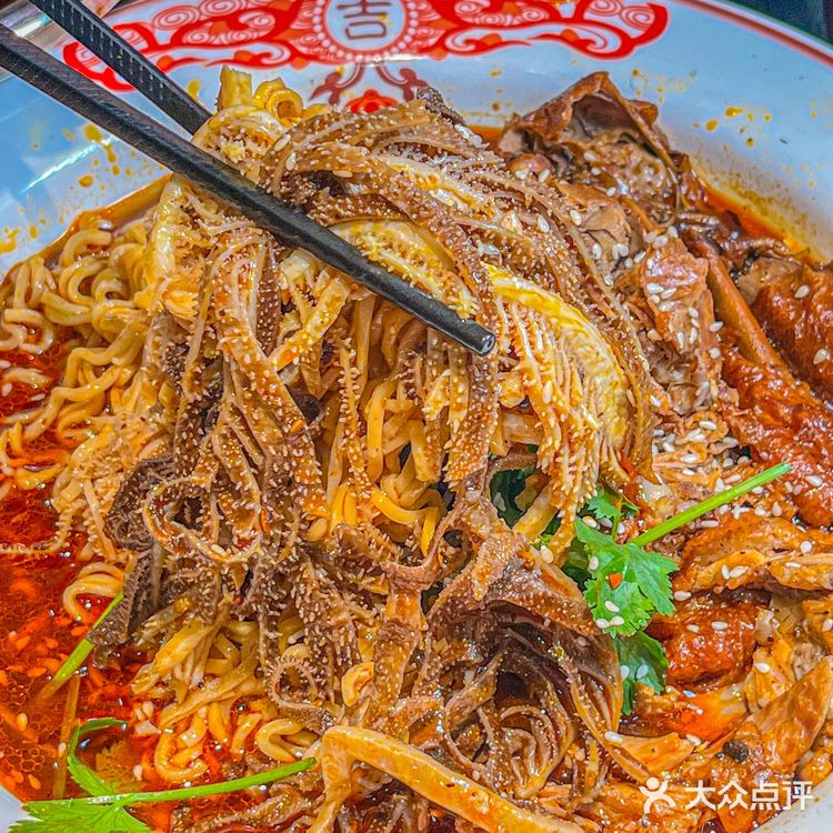 我终于在西安吃上了冒烤鸭，巨香巨好吃🔥
