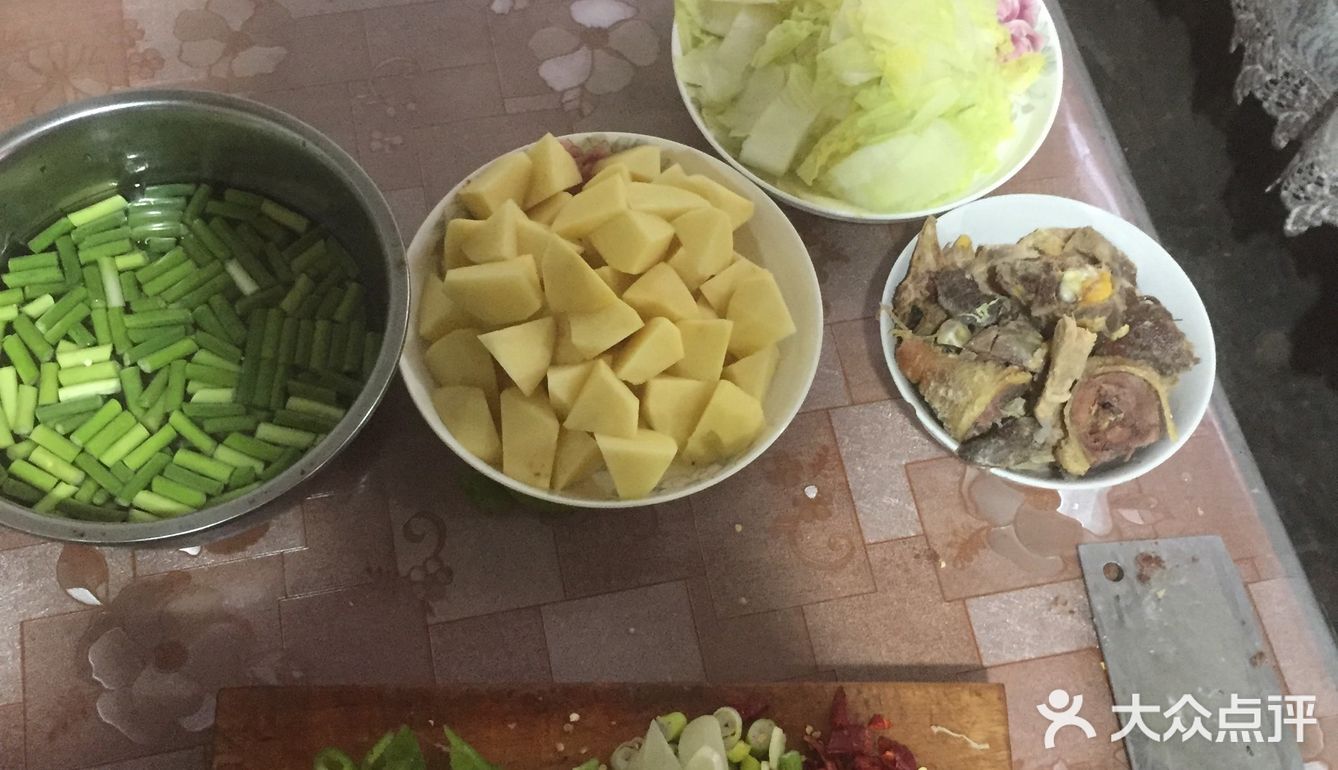 说一下简单的土豆烧鸡块的做法，鸡块是之前煮好的