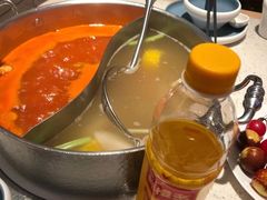 番茄牛尾鸳鸯汤-左庭右院鲜牛肉火锅(环球港店)