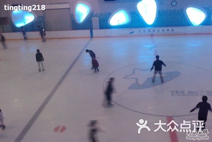世纪星滑冰俱乐部旁边小朋友打冰球的图片-郑