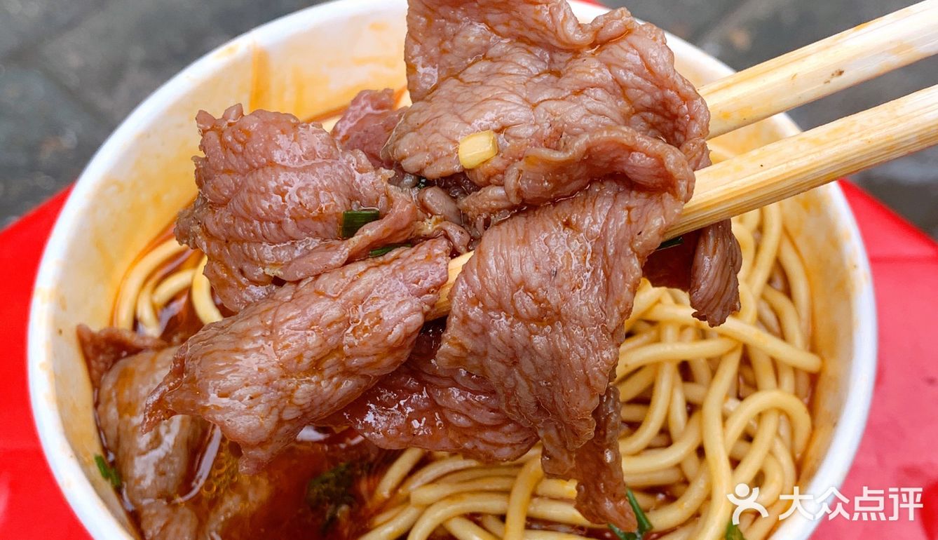 吃了十几年的生烫牛肉面，现在要吃还得排队！
