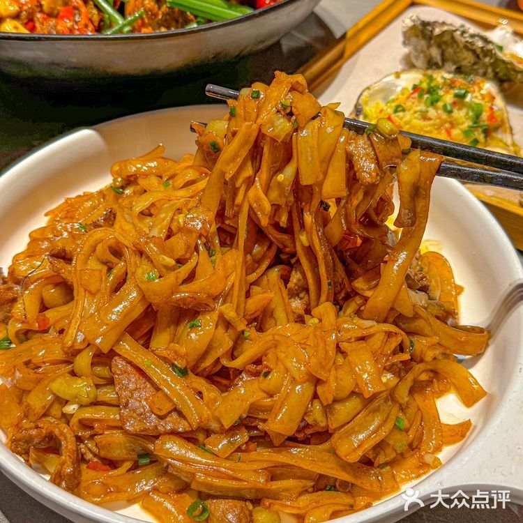 在裕后街吃过烧烤的就肯定知道他家，一到下午就开始爆满