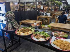 -席娜卡琳火车铁道夜市