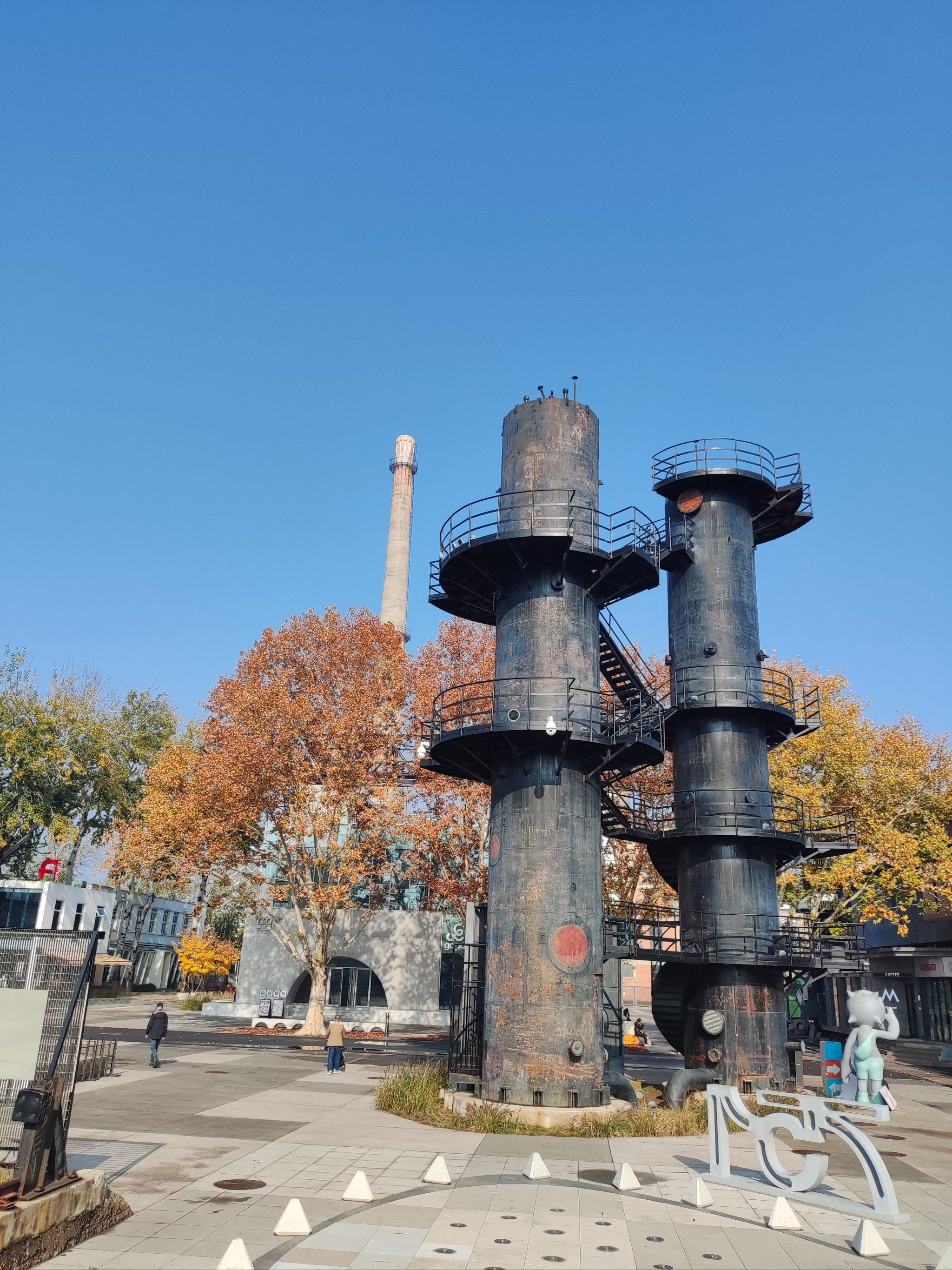 好久没去798了,发现中心街道都拦起来成步行区了,一直到火车头广场