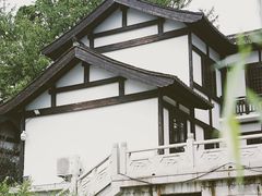 停车场旁边的建筑-径山寺