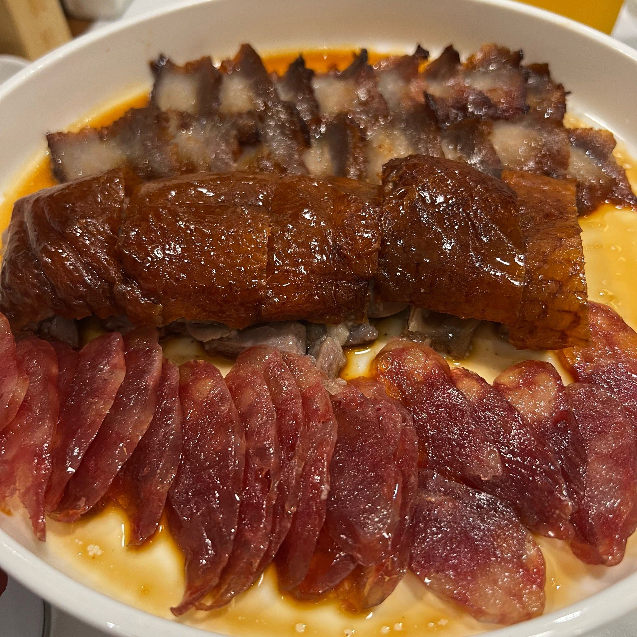 n菜品我点了烧腊拼盘,里面有烧鸭烧鹅腊肠,烧鹅非常不错,肥而不腻很