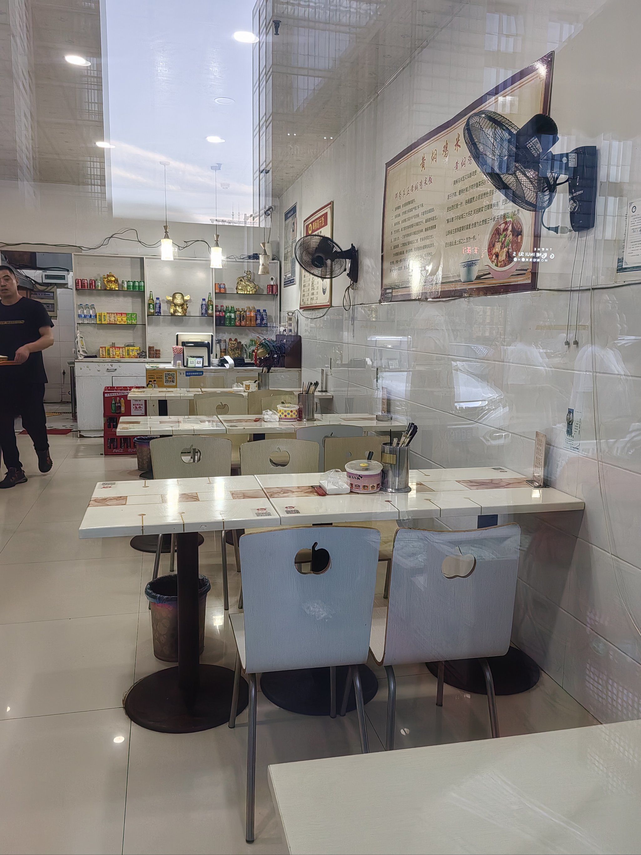 店铺的面积虽然不大,但是整洁干净,食材新