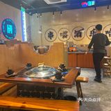 又适逢腊八,一家人来吃铁锅炖,非常惬意。这家店位于贡街