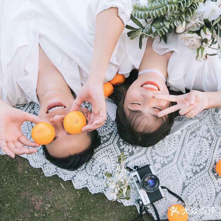 如何拍出漂亮外景婚纱照？外景拍摄动作怎么摆？[森系小合集]