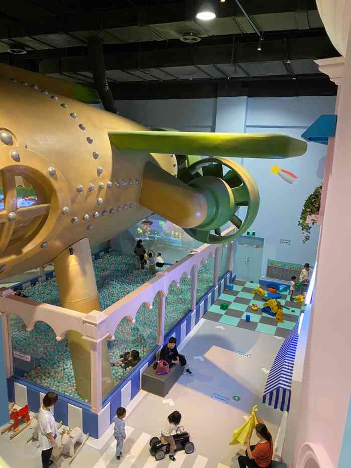 杭州开元森泊幻想岛大飞艇下的超大游乐场