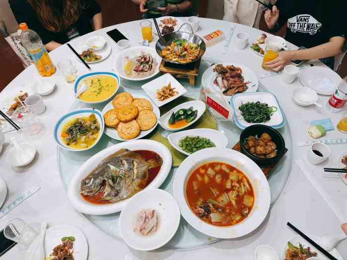 东华食府"校友会聚餐.在大学的餐厅里这大厅的环境应.