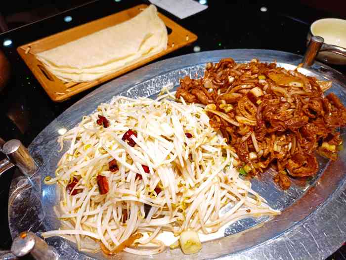 阿亮烙馍村(北大街店)-"双人套餐,孜然羊肉卷饼,超级大一份,端上.