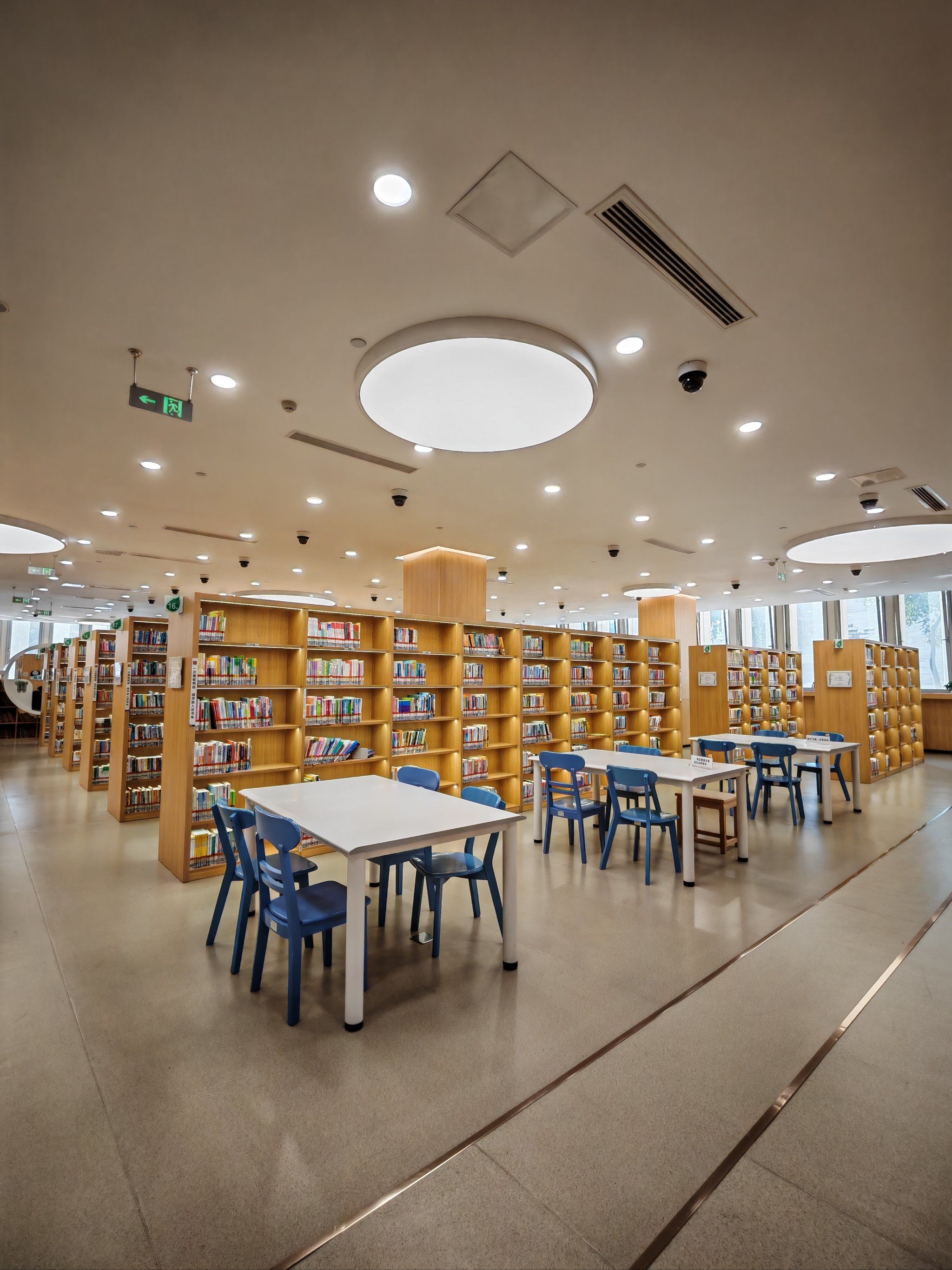 图书馆里的阅读时光,省图太棒了!