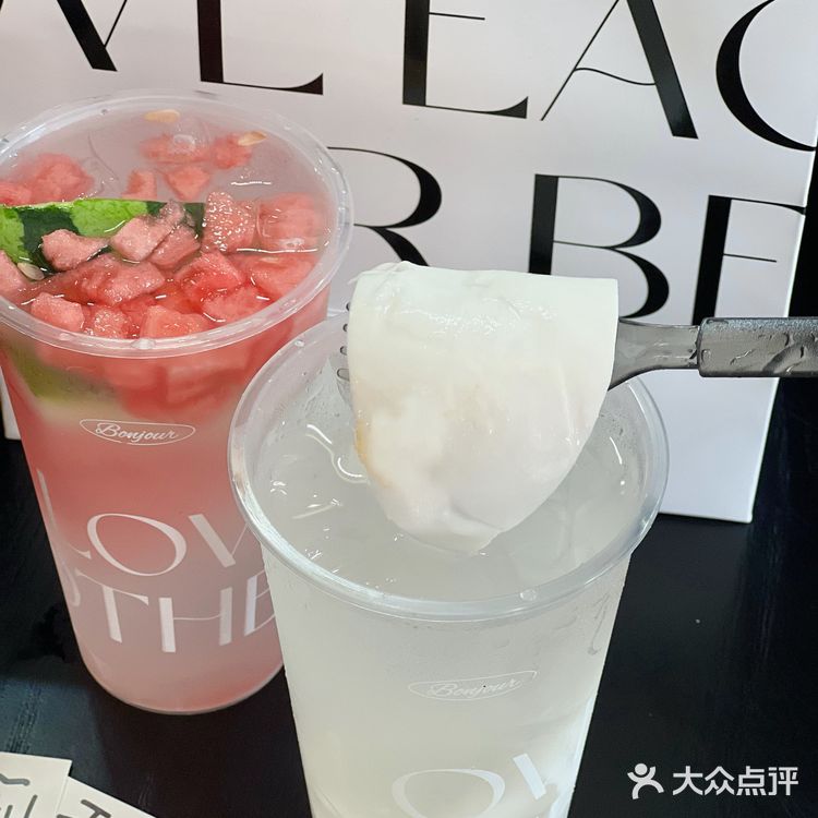 夏天当然要喝一杯BONJOUR的椰子水呀🥥