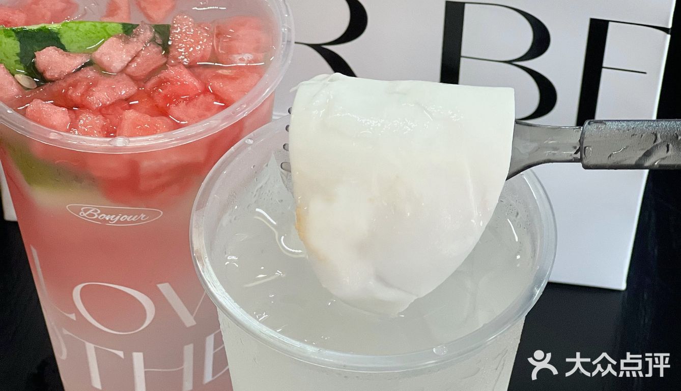 夏天当然要喝一杯BONJOUR的椰子水呀🥥