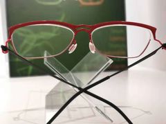 更致力研究並開發獨特的眼鏡製作工法-圆方眼镜(东海花园二期东区店)