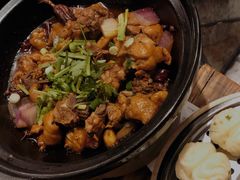 砂锅公鸡煲-破瓦寒窑·地摊烤羊排