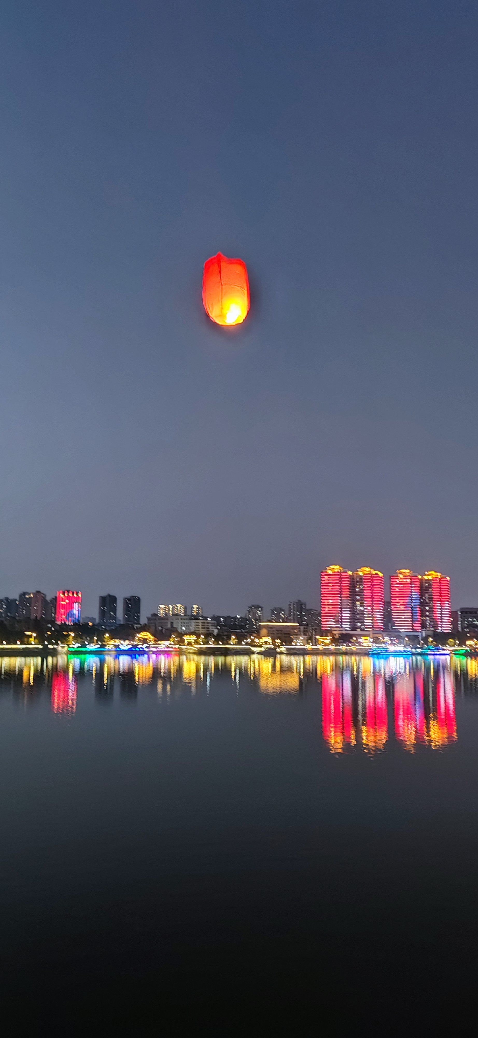 在古城放飞孔明灯