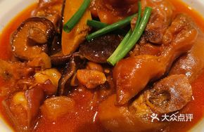 Wood-grown Mushroom Stewed Pig Trotter