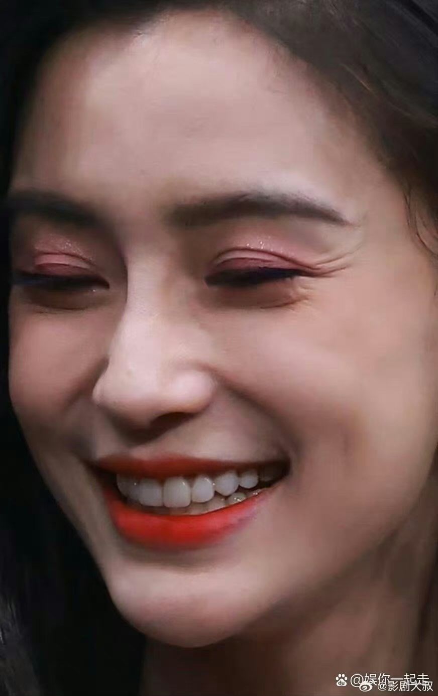 杨颖的怼脸拍来了,除了皱纹和双眼皮贴,其他的
