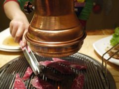 服务员代烤-牛信亭韩国料理·炭火烤肉(紫藤路店)