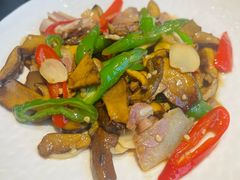 彩椒诺邓火腿炒见手青-滇野云南野生菌餐厅(陕西南路店)