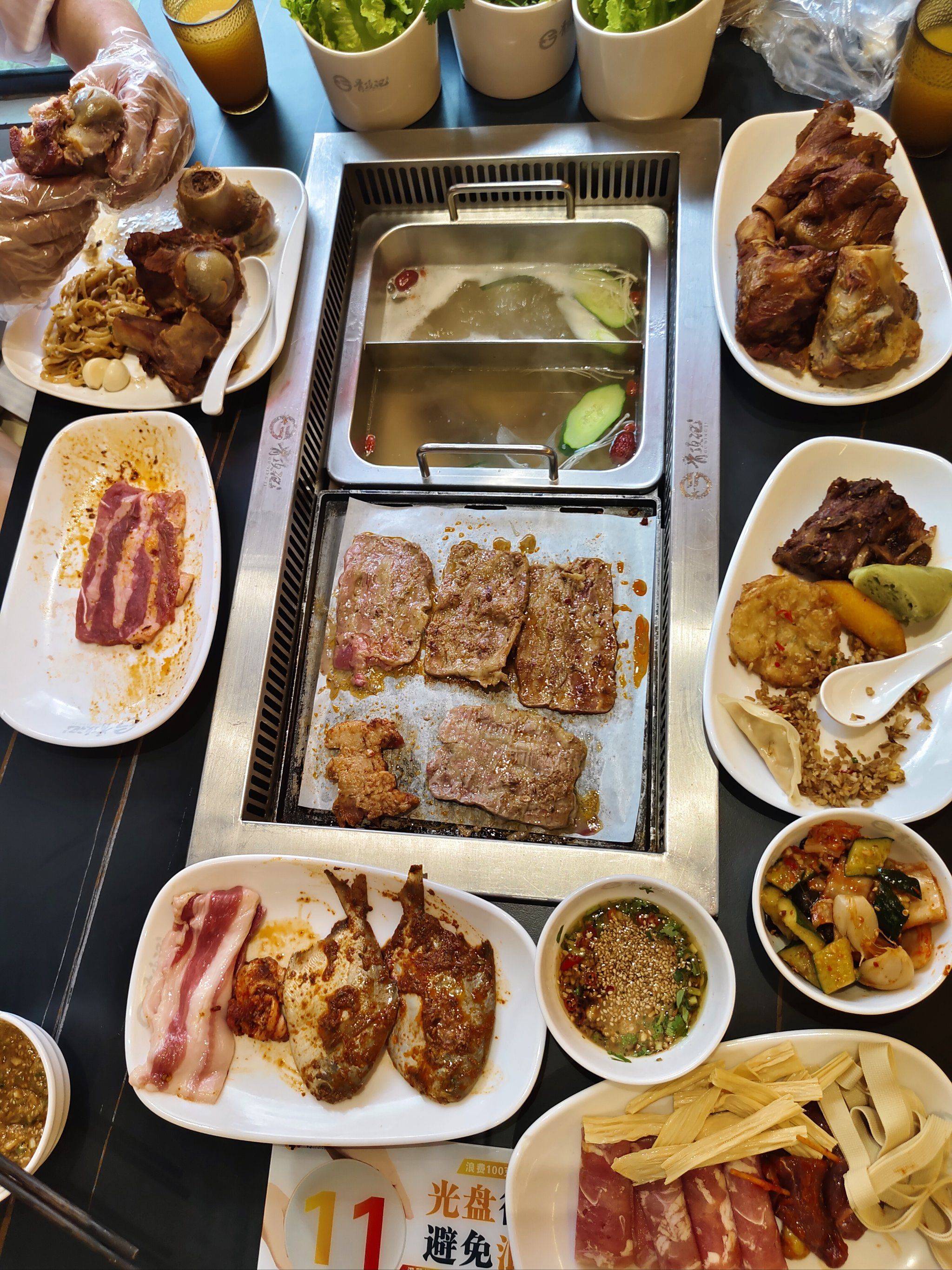 为长沙自助餐点亮了特色～

一块块硕大的大骨头上带着饱满的肉肉