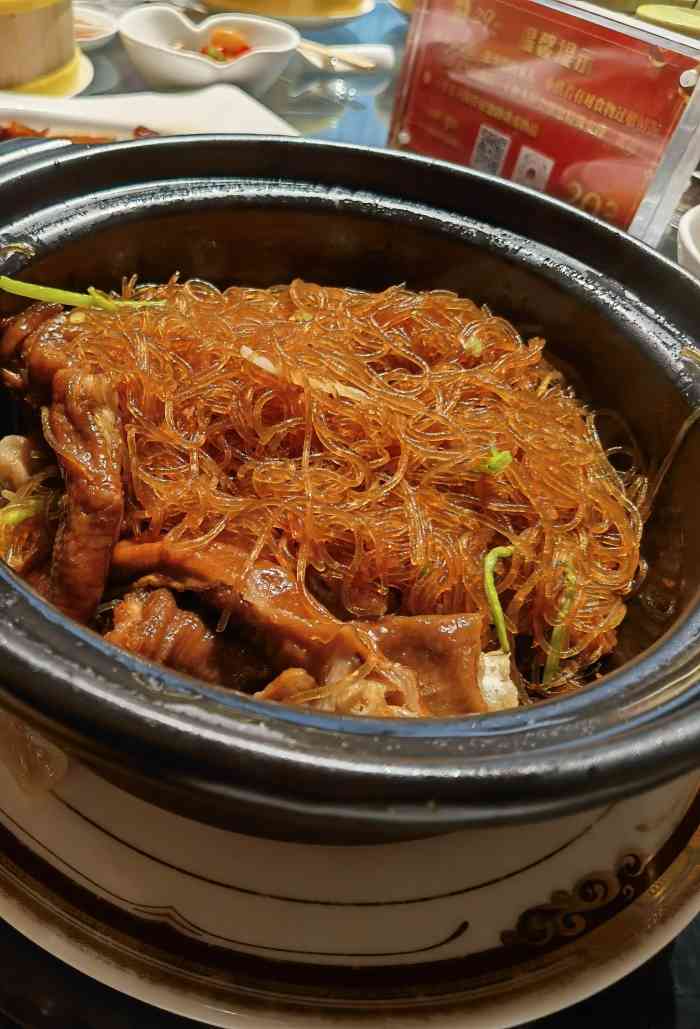 位置好,环境不错,但服务差了些,入座没有主动倒柠