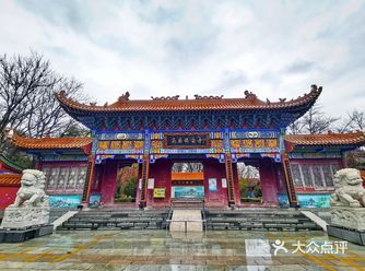 据传中卫旧有9寺18庙之盛，唯高庙高耸、高峻、高超