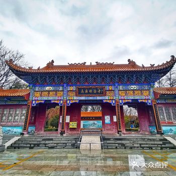 据传中卫旧有9寺18庙之盛，唯高庙高耸、高峻、高超