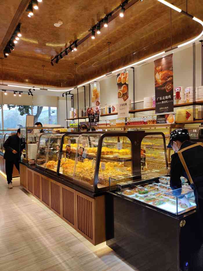 鲜鲜坊(国际大厦店)-"从酒店下来上地铁,前面遇见一对老夫妇提拉.