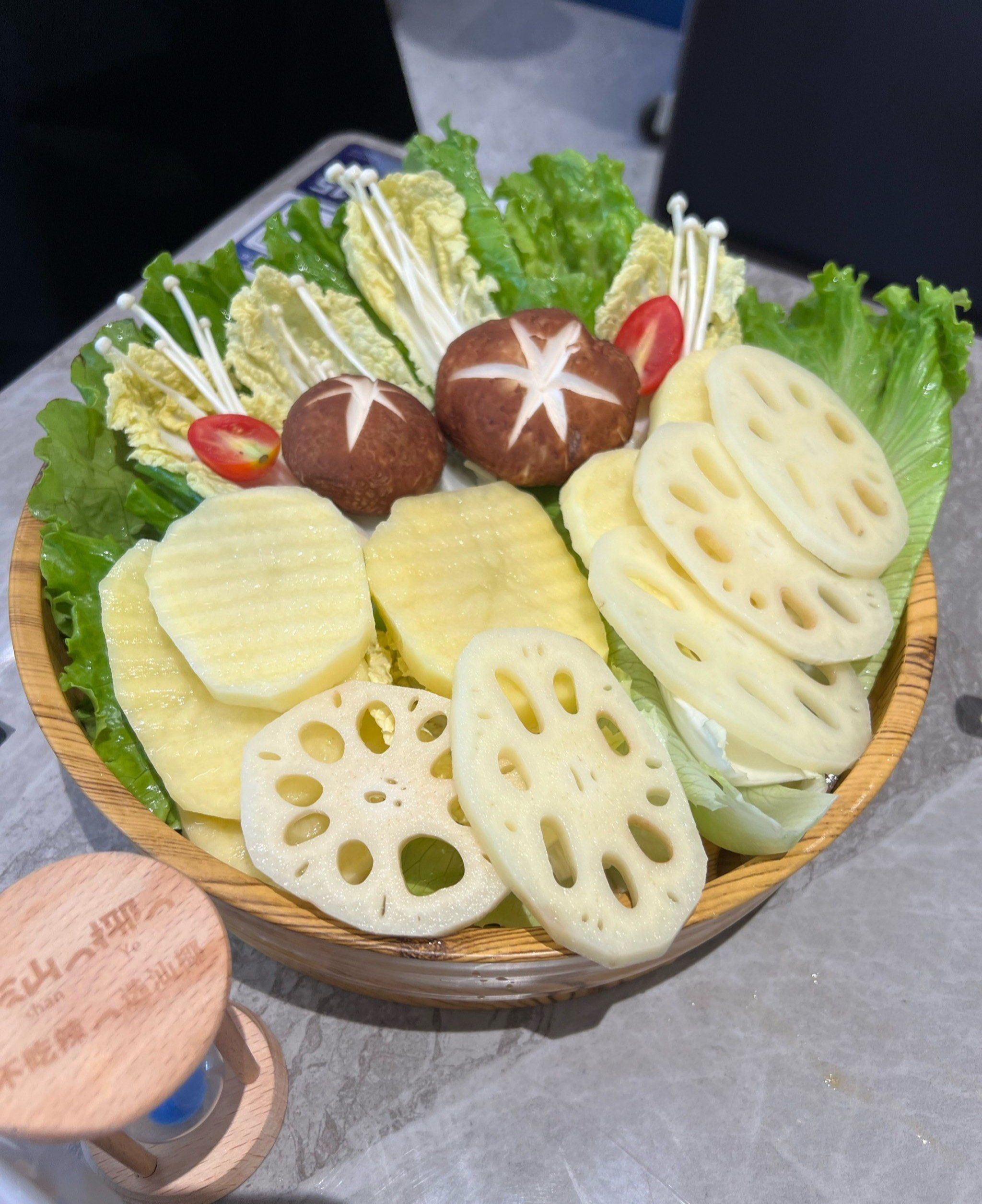 原味椰子鸡 真材实料的椰子水汤底,肉质细嫩的鸡肉