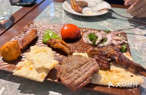Single-Portion Grilled Meat Platter