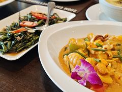 -Chom Cafe and Restaurant