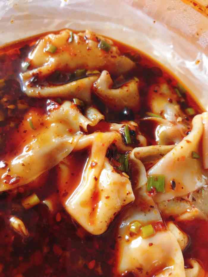 打分    /人 一直很喜欢这家的酸辣抄手,巴适,小份都很多,经常点外卖.